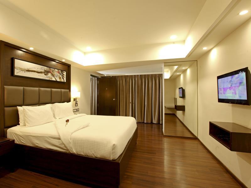 Goutham Grand Hotel - Tenali Vidzsajavádá Kültér fotó