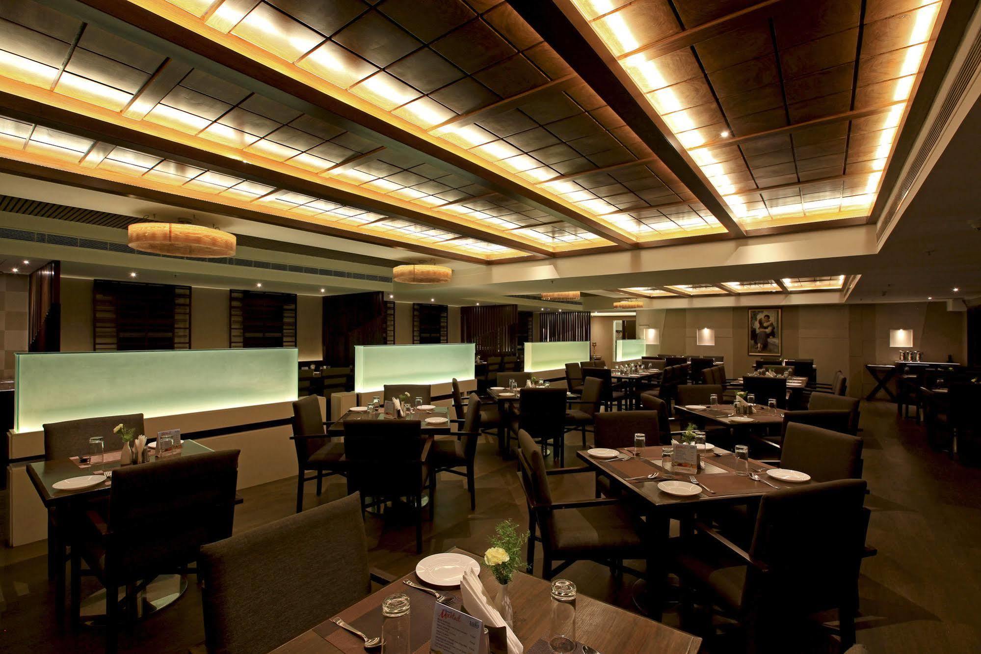 Goutham Grand Hotel - Tenali Vidzsajavádá Kültér fotó