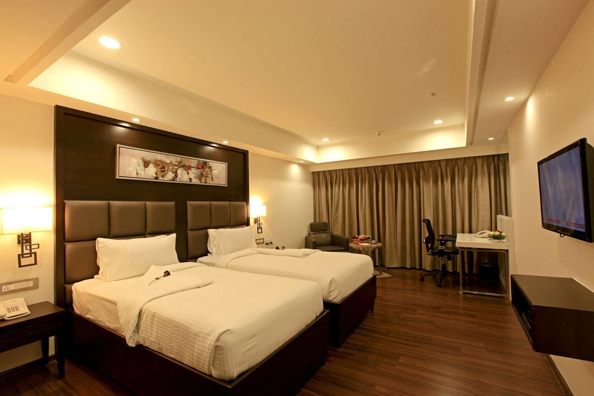 Goutham Grand Hotel - Tenali Vidzsajavádá Kültér fotó