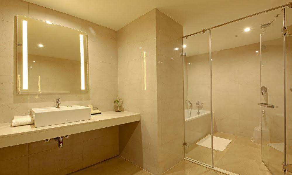 Goutham Grand Hotel - Tenali Vidzsajavádá Kültér fotó